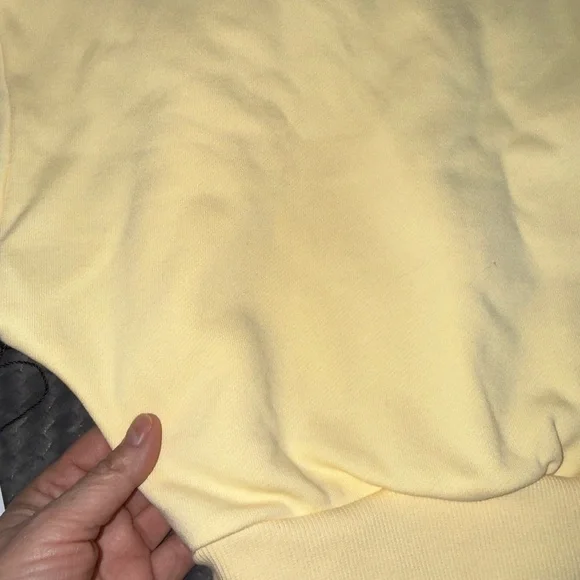 New color drop! Alo Candlelight yellow Accolade Croppd sweatshirt